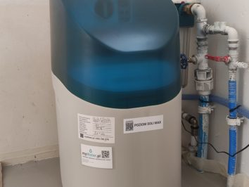 Problemy twardej wody w domu – jak zmiękczacz wody może je rozwiązać?