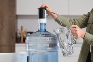 Dostawa wody do domu – wygoda i ekologia w jednym