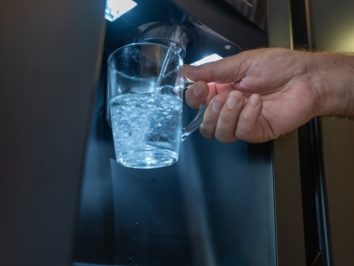 Dystrybutory wody dla szkół i przedszkoli – jak zadbać o zdrowie dzieci?