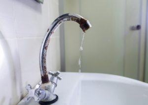 Problemy twardej wody w domu – jak zmiękczacz wody może je rozwiązać?