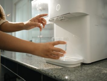 Nablatowe dystrybutory wody – kompaktowe rozwiązania dla każdego wnętrza