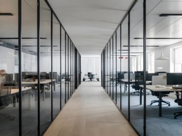 Korzyści z instalacji dystrybutora wody w firmach i biurach